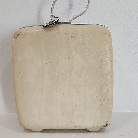 Samsonite Accessories - Vintage Samsonite Silhouette Cream Honeymoon Strap   Square Luggage